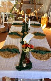 Tafel mit Rattanuntersetzer