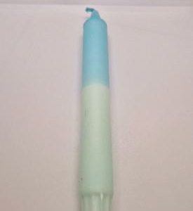 Kerze dunkel und hellblau